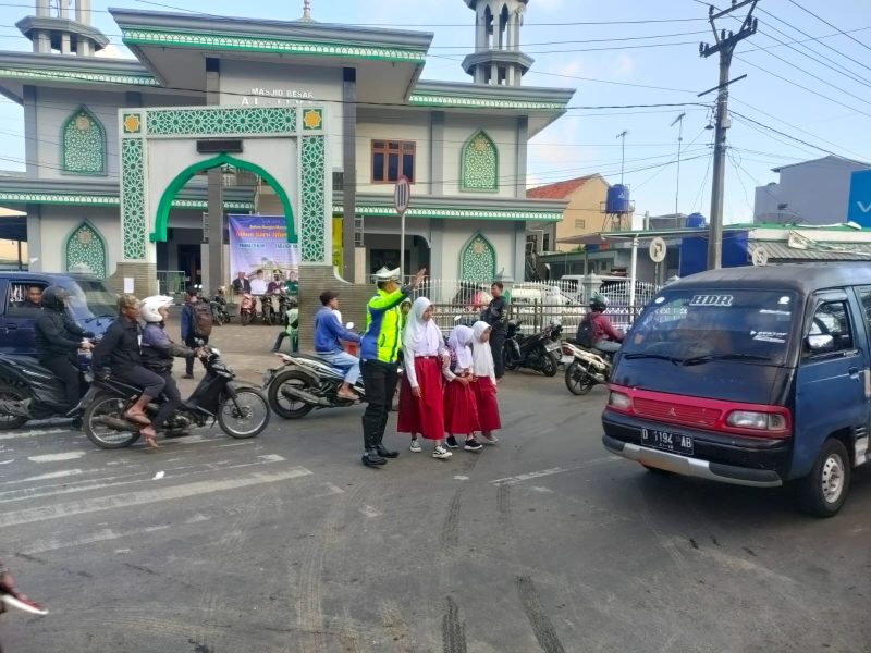 Unit Lantas Polsek Malangbong Pastikan Keselamatan Dan Kenyamanan Pengendara Lalu Lintas