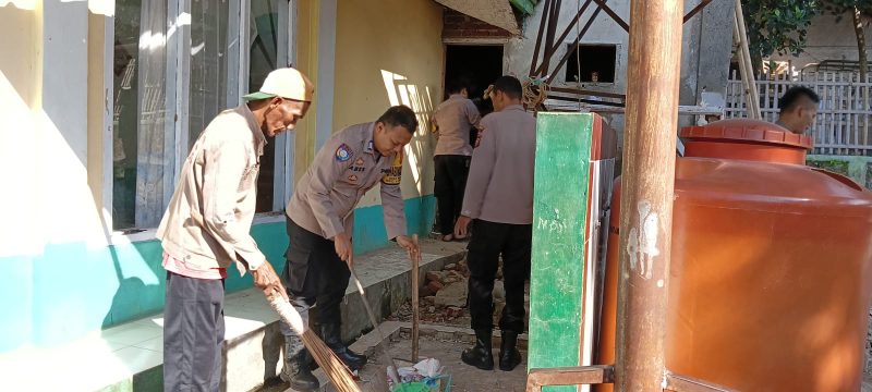 Agenda Rutin Polsek Leuwigoong Polres Garut Peduli Lingkungan Lakukan Kebersihan Sarana Ibadah 