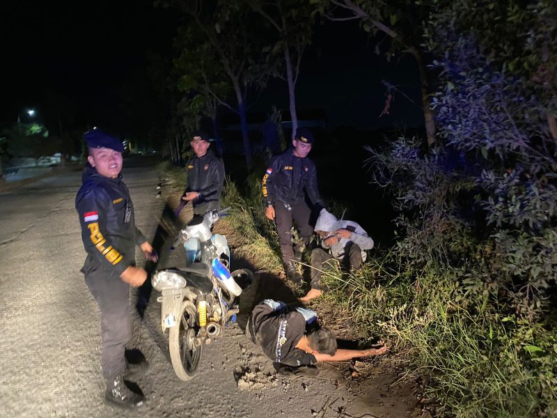 Tim Patroli Presisi Polres Garut Amankan Dua Pemuda Sedang Pesta Miras
