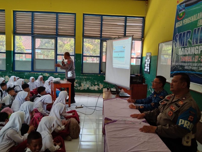 Kapolsek Karangpawitan Himbau Siswa Dan Siswi SMPN 1 Karangpawitan Dapat Menjauhi Pelanggaran Yang Dapat Merugikan
