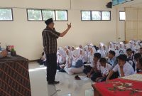 Polsek Cisurupan Polres Garut Berikan Himbauan Kamtibmas Pada Kegiatan Masa Pengenalan Lingkungan Sekolah Di SMAN 16 Garut