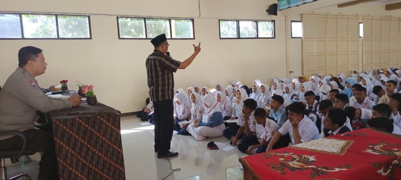 Polsek Cisurupan Polres Garut Berikan Himbauan Kamtibmas Pada Kegiatan Masa Pengenalan Lingkungan Sekolah Di SMAN 16 Garut