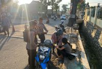 Jatuh Dari Motor Seorang Wanita Ditolong Unit Dalmas Sat Samapta Polres Garut
