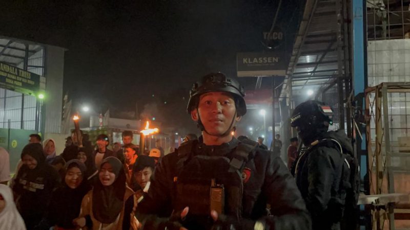 Sat Samapta Polres Garut Berikan Pengawalan Ketat Pawai Obor 1 Muharram 1445 H