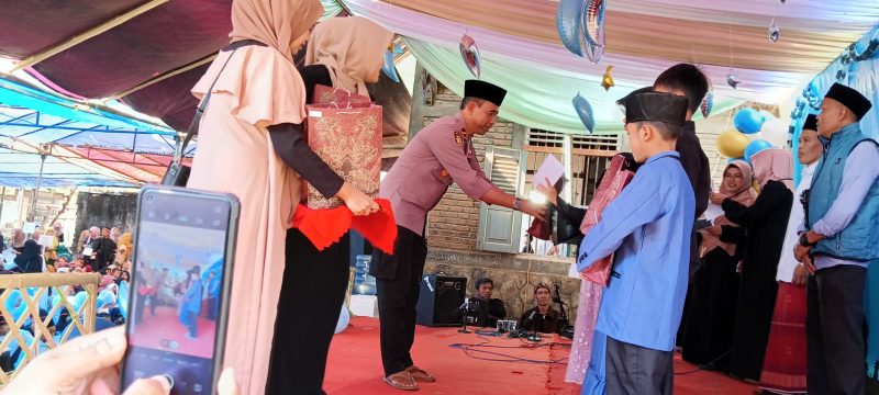 Polsek Leuwigoong Polres Garut Hadiri Undangan Peringatan 1 Muharram 1445 H/2023 M Dengan Memberikan Santunan Kepada  Anak Yatim