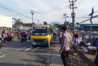 Unit Sabhara Polsek Leles  Polres Garut Wujudkan Kamseltibcar Lantas Di Depan Pabrik PT.Changsin Reksajaya