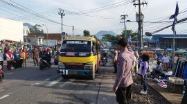 Unit Sabhara Polsek Leles  Polres Garut Wujudkan Kamseltibcar Lantas Di Depan Pabrik PT.Changsin Reksajaya