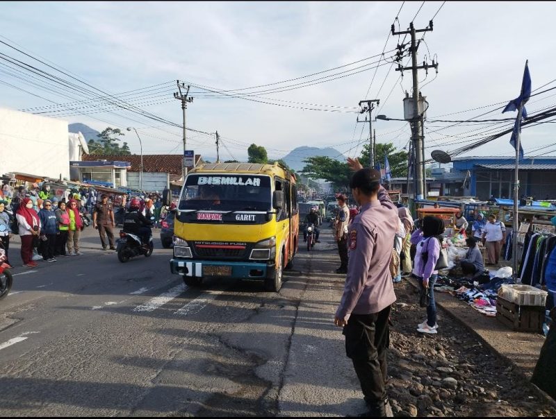 Unit Sabhara Polsek Leles  Polres Garut Wujudkan Kamseltibcar Lantas Di Depan Pabrik PT.Changsin Reksajaya