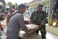 Jumat Berkah Polsek Pameungpeuk Berikan Bantuan Bahan Bangunan