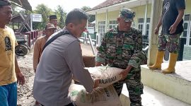 Jumat Berkah Polsek Pameungpeuk Berikan Bantuan Bahan Bangunan