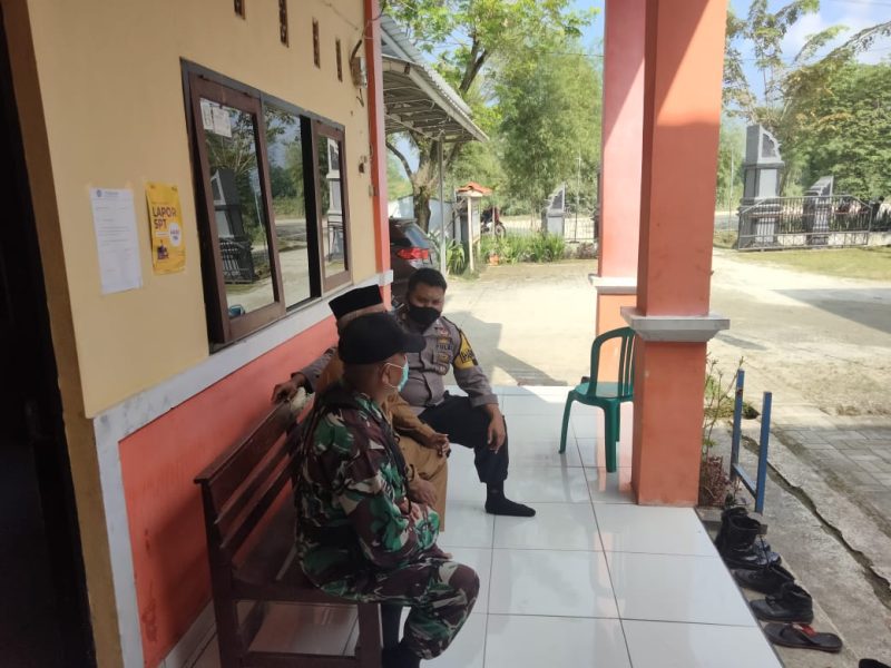 Wujud Sinergitas Babinsa dan Bhabinkamtibmas Polsek Plered Polres Purwakarta Gelar Patroli Bersama