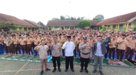 Peserta Didik Baru SMKN 10 Garut Sangat Antusias Mendengarkan Pengarahan Polsek Cilawu Polres Garut Dalam Kegiatan MPLS