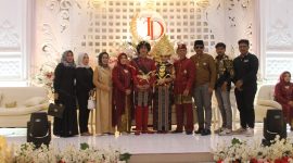 Caption : H. Alan Partimbang sesi poto bersama keluarga AKBP (Prnw) AKBP. Dede Mulyana 