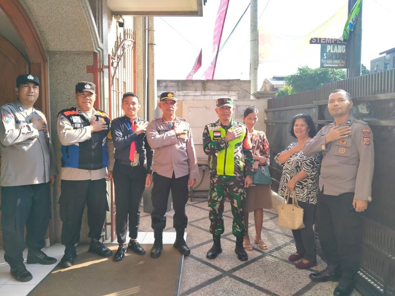 Caption : Polres Garut Pengamanan Kebaktian Gereja Pantekhosta