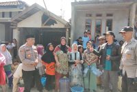 Caption : Kapolsek Bayongbong bagikan air bersih di Kp. Siderang Datar Ds. Cintanagara Cigedug