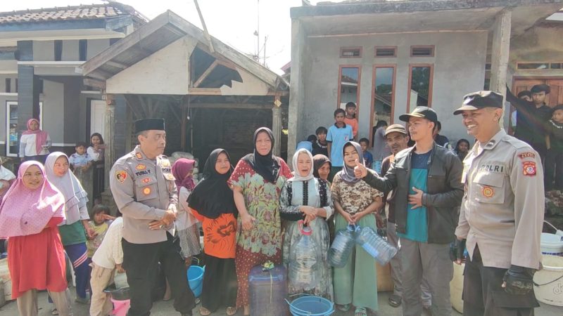 Caption : Kapolsek Bayongbong bagikan air bersih di Kp. Siderang Datar Ds. Cintanagara Cigedug