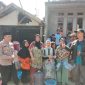 Caption : Kapolsek Bayongbong bagikan air bersih di Kp. Siderang Datar Ds. Cintanagara Cigedug