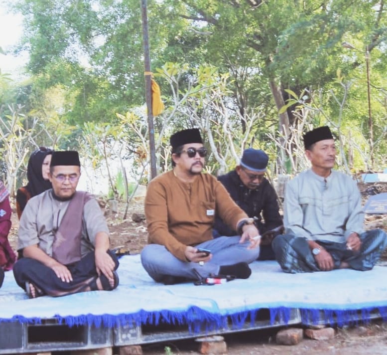 Caption : H. Alan Partimbang bersama keluarga besar Pondok Pesantren Al-Falah Syamsudiniyah di Acara Haul 