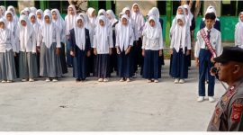 Caption : Panit Binmas Polsek Limbangan Polres Garut saat memberikan Materi MPLS