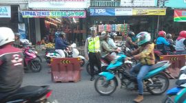 Caption : Polsek Karangpawitan Polres Garut saat atur lalin urai kemacetan