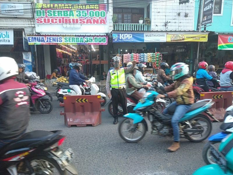 Caption : Polsek Karangpawitan Polres Garut saat atur lalin urai kemacetan