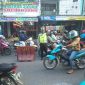 Caption : Polsek Karangpawitan Polres Garut saat atur lalin urai kemacetan
