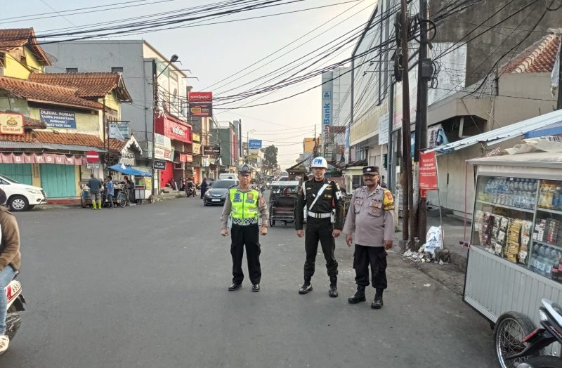 Caption : Sinergitas TNI Polri saat atur rawan pagi 