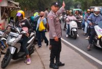 Caption : Giat Polsek Limbangan Polres Garut atur lalin saat jam rawan pagi