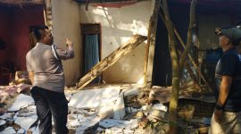 Caption : Polsek Limbangan Polres Garut Cek TKP rumah roboh