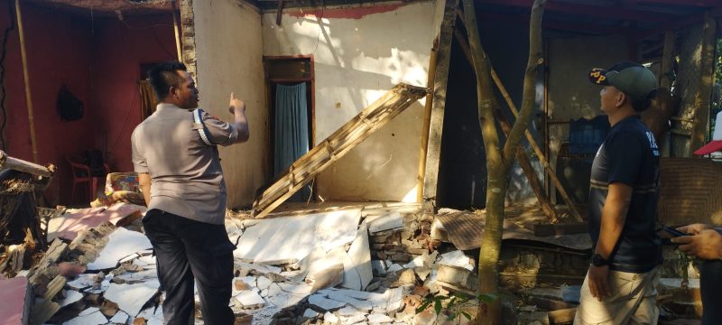 Caption : Polsek Limbangan Polres Garut Cek TKP rumah roboh