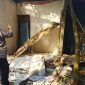 Caption : Polsek Limbangan Polres Garut Cek TKP rumah roboh