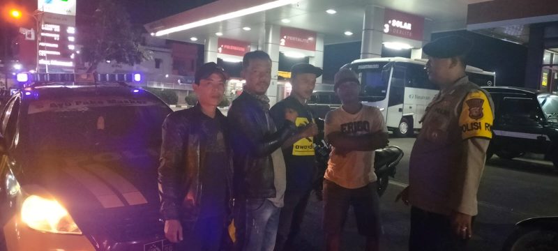 Caption : Jajaran Polsek Limbangan giat KRKYD malam