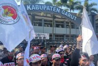 Caption : Polres Garut kawal ketat unras ALMAGARI
