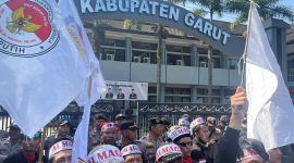 Caption : Polres Garut kawal ketat unras ALMAGARI