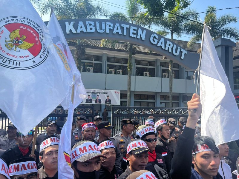 Caption : Polres Garut kawal ketat unras ALMAGARI