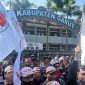 Caption : Polres Garut kawal ketat unras ALMAGARI