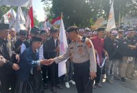 Caption : Kedekatan Kasat Samapta Polres Garut dengan massa ALMAGARI