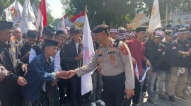 Caption : Kedekatan Kasat Samapta Polres Garut dengan massa ALMAGARI