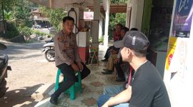 Caption : Bahinkamtibmas Polsek Caringin sampaikan pesan Kamtibmas 