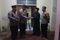 Caption : Polsek Limbangan berikan Iqro di Pondok Pesantren Al-Hidayah