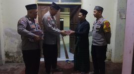 Caption : Polsek Limbangan berikan Iqro di Pondok Pesantren Al-Hidayah