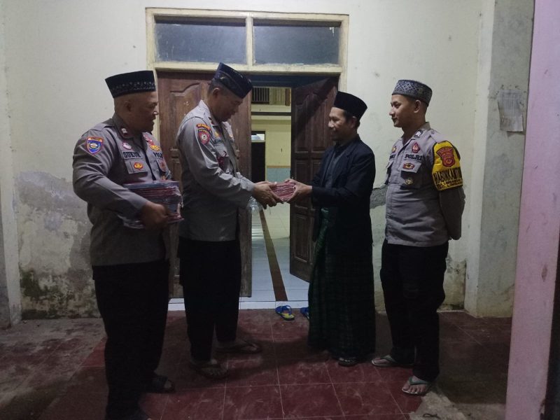 Caption : Polsek Limbangan berikan Iqro di Pondok Pesantren Al-Hidayah