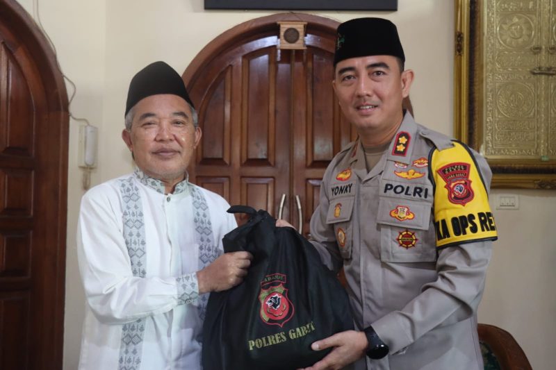 Caption : Kapolres Garut bersama Pimpinan Ponpes Salaman Fauzan 3
