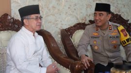 Caption : Kapolres Garut bersama Pimpinan Pondok Pesantren Fauzan Pusat K.H Aceng Umar A’iam 