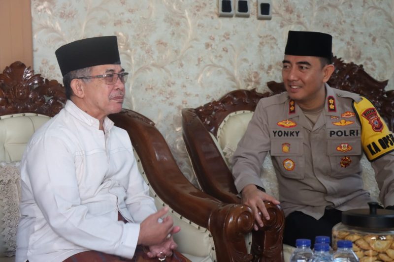 Caption : Kapolres Garut bersama Pimpinan Pondok Pesantren Fauzan Pusat K.H Aceng Umar A’iam 