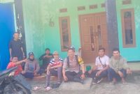 Caption : Polisi RW Polsek Cilawu bersama warga Desa Cihideung