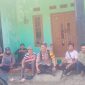 Caption : Polisi RW Polsek Cilawu bersama warga Desa Cihideung