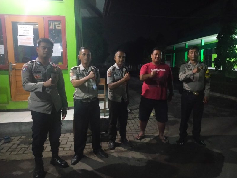 Caption : Polsek Karangpawitan patroli malam