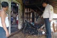 Caption : Polsek Singajaya bantu padam rumah yang terbakar