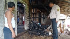Caption : Polsek Singajaya bantu padam rumah yang terbakar